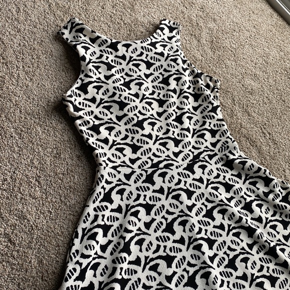 EUC Womens Medium Charming Charlie’s Flowy Sleeveless Dress in Black and White - Picture 2 of 7